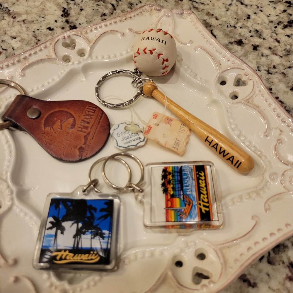 4 Hawaii Keychains - Picture 2 of 6